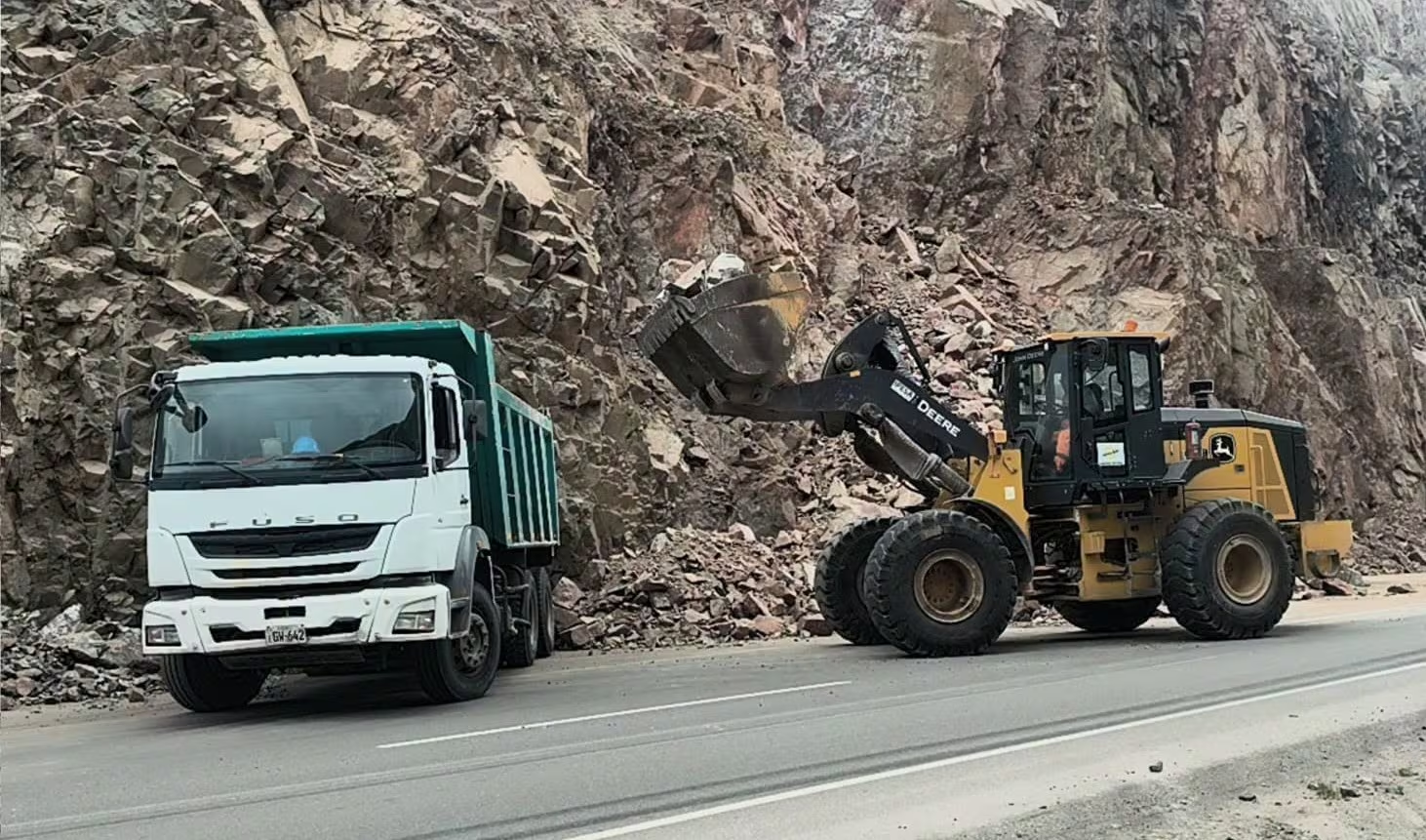 Liberan la vía Costanera para restablecer conexión con Mollendo