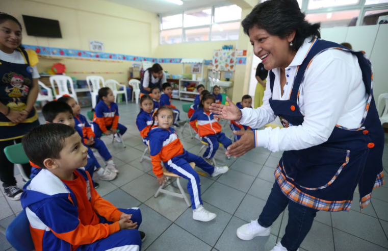 Dos docentes arequipeños reciben Palmas Magisteriales
