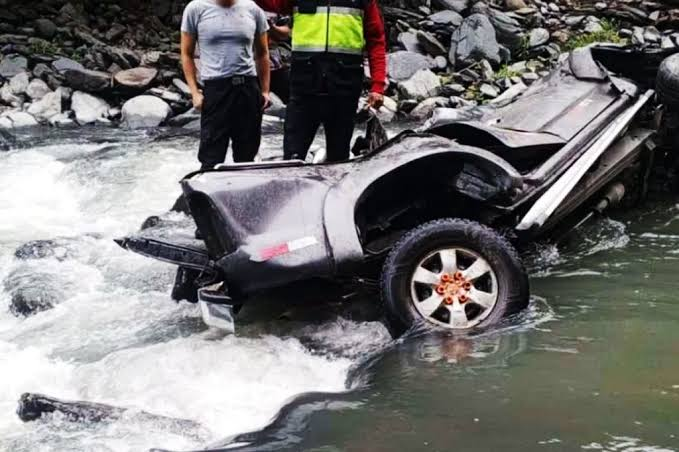 Tres muertos y dos heridos graves tras caída de camioneta al río