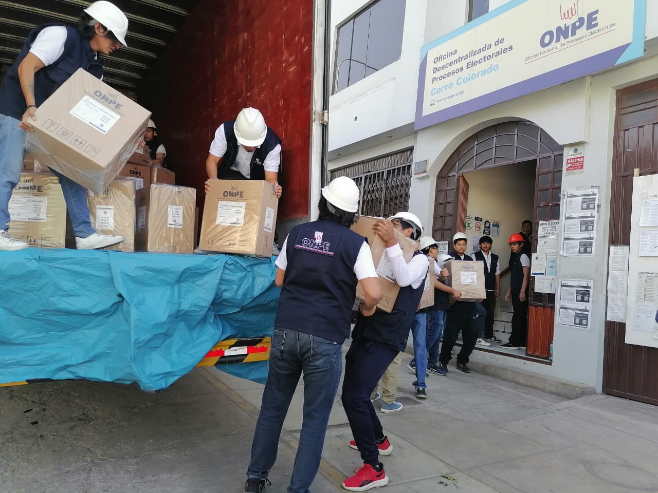 ODPE Arequipa despliega material electoral para los comicios de mañana
