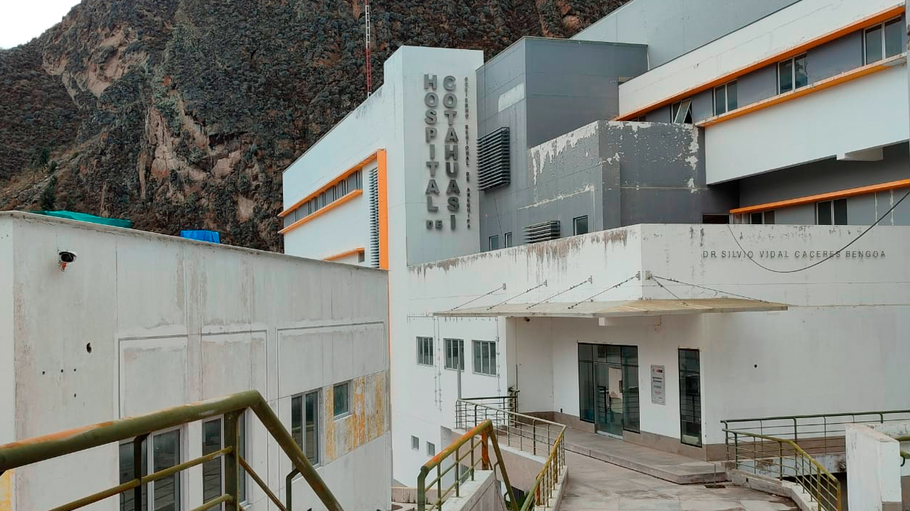 Reactivan obras en centros de salud Chala y Cotahuasi tras años de paralización